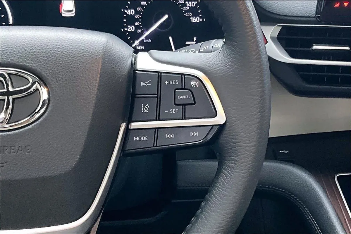 2023 Toyota Sienna XLE thumbnail 25