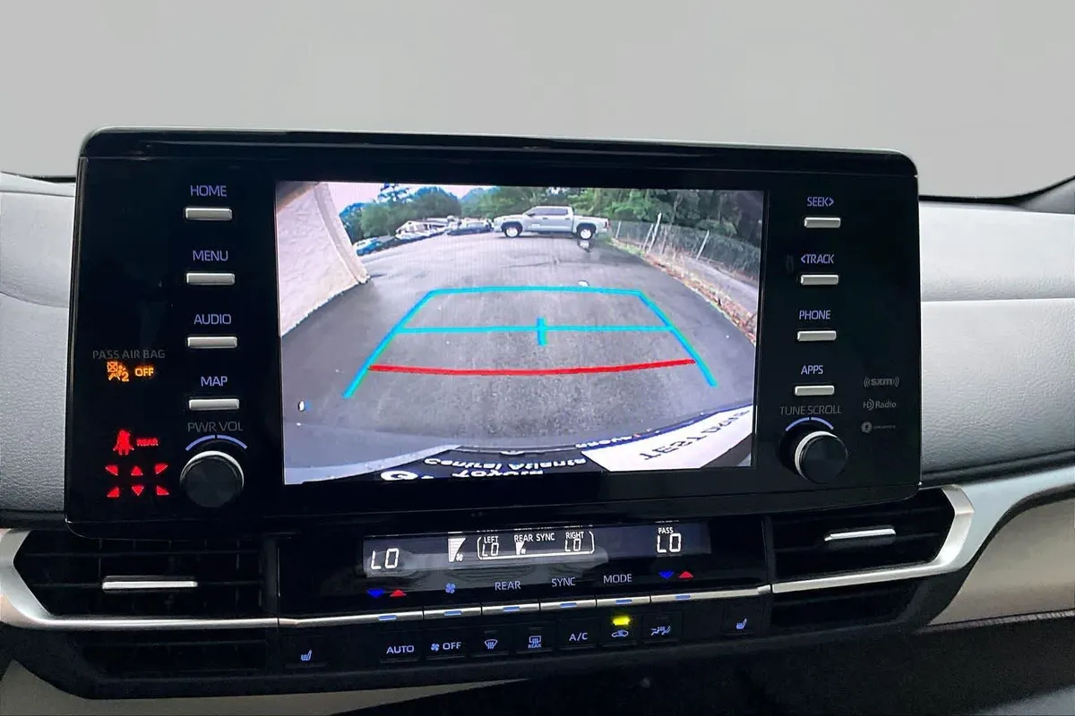 2023 Toyota Sienna XLE thumbnail 27