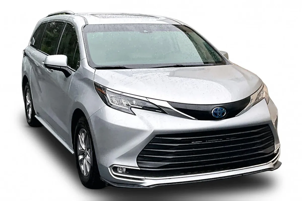2023 Toyota Sienna XLE thumbnail 3