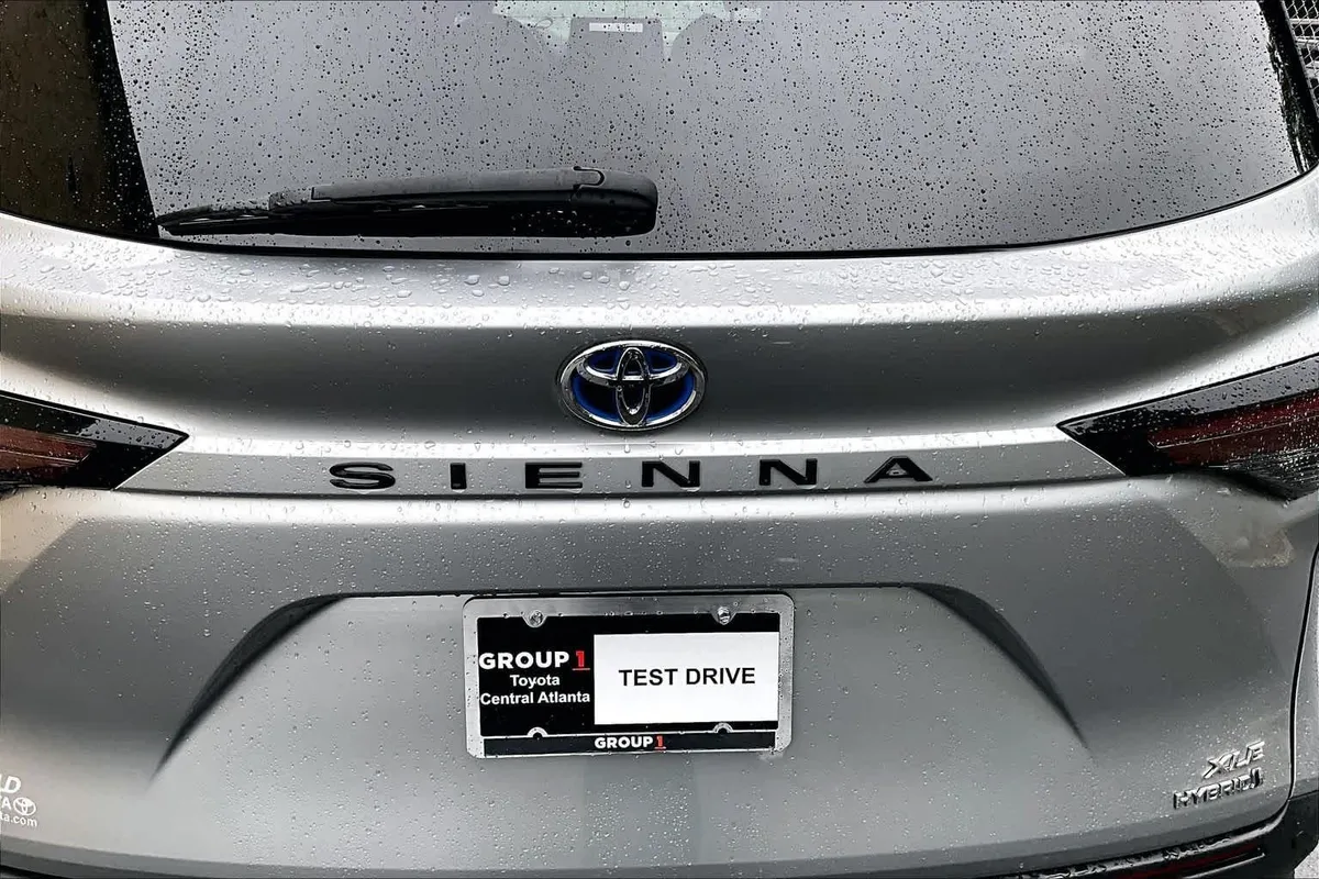 2023 Toyota Sienna XLE thumbnail 31