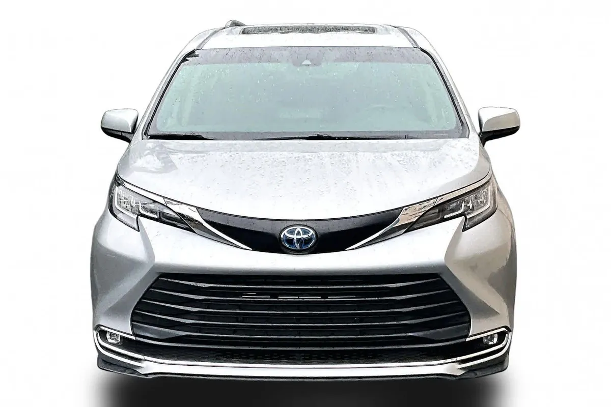 2023 Toyota Sienna XLE thumbnail 4