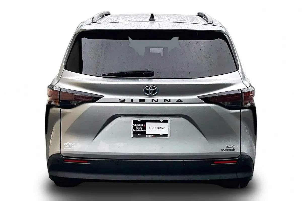 2023 Toyota Sienna XLE thumbnail 5