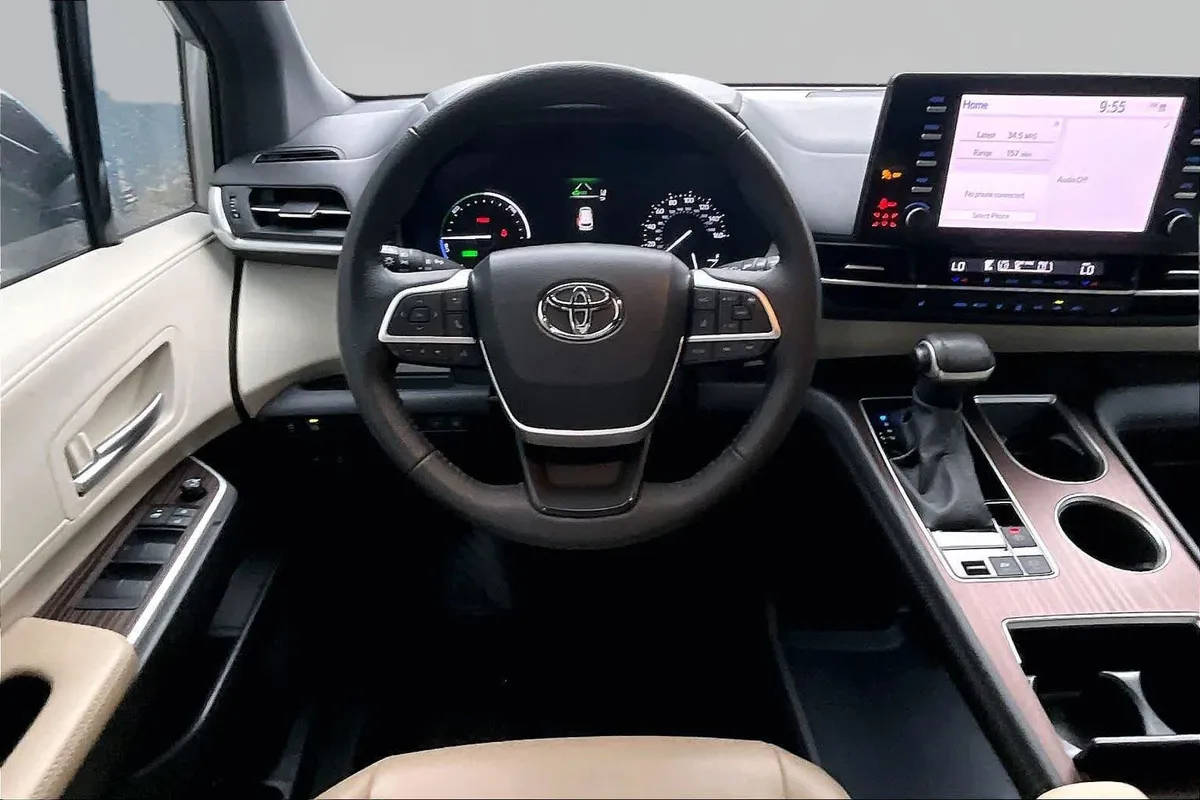2023 Toyota Sienna XLE thumbnail 6