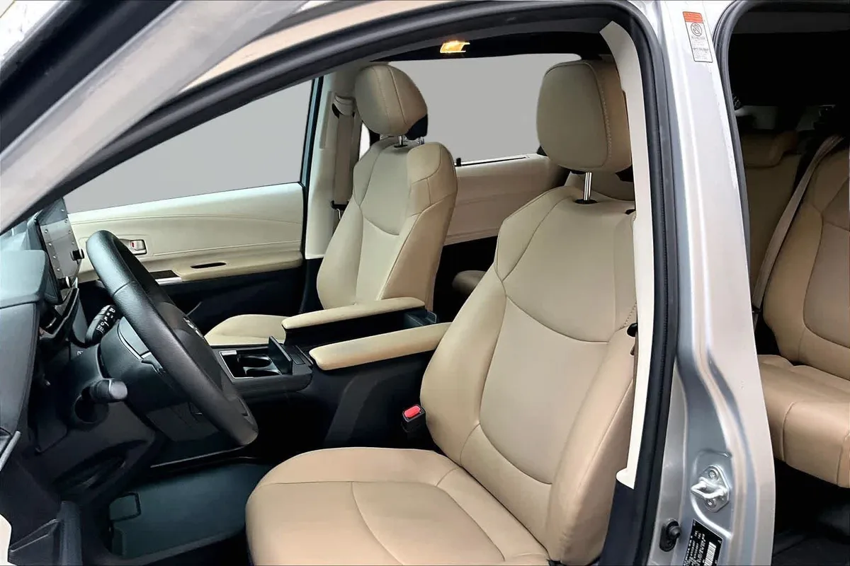 2023 Toyota Sienna XLE thumbnail 8
