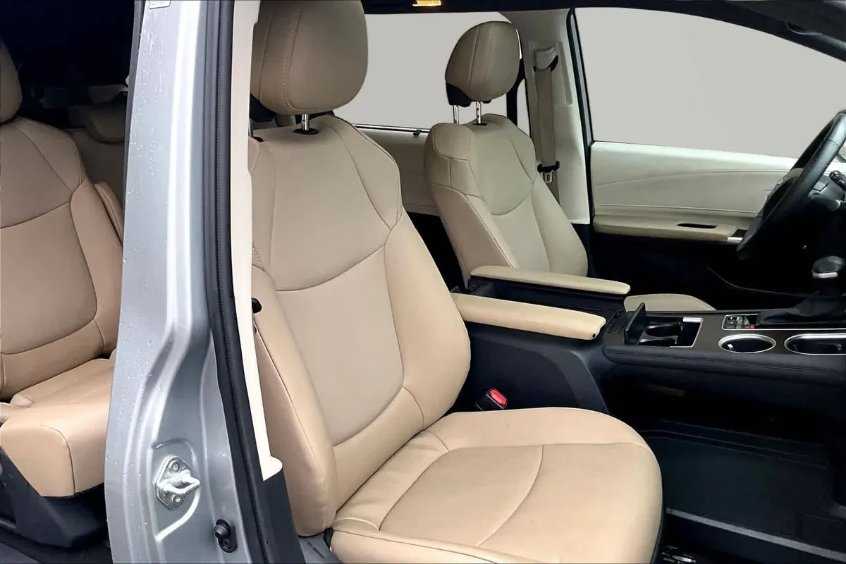 2023 Toyota Sienna XLE thumbnail 9