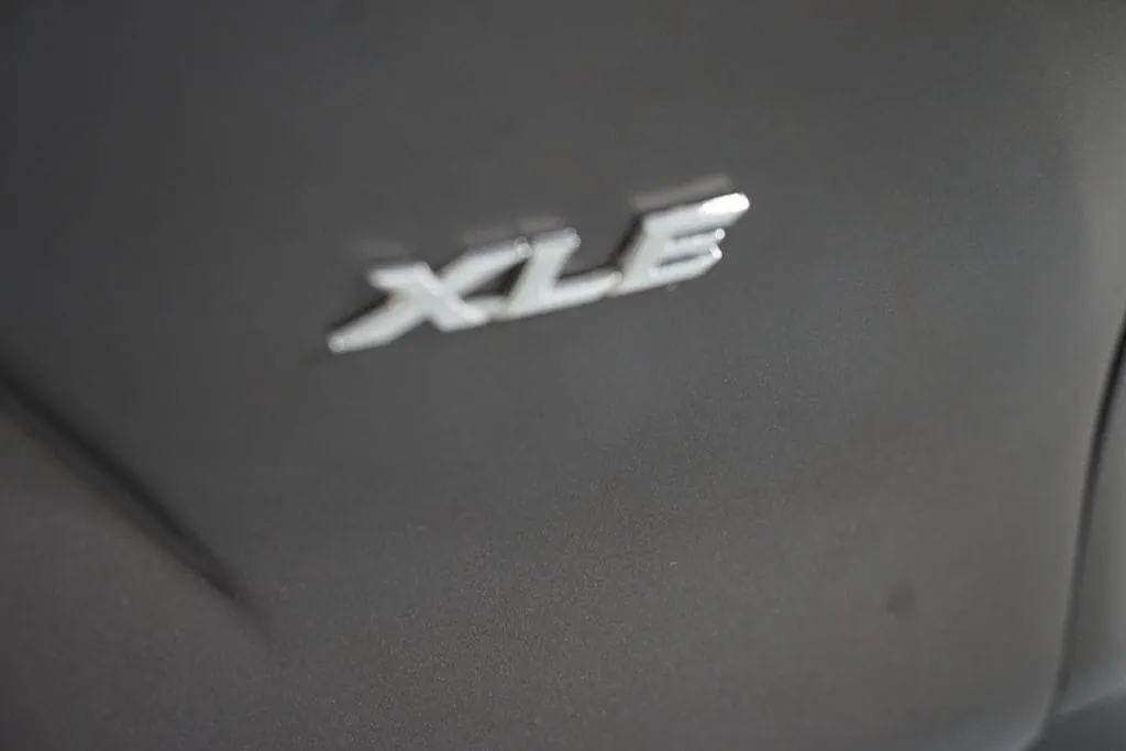 2023 Toyota Sienna XLE thumbnail 10