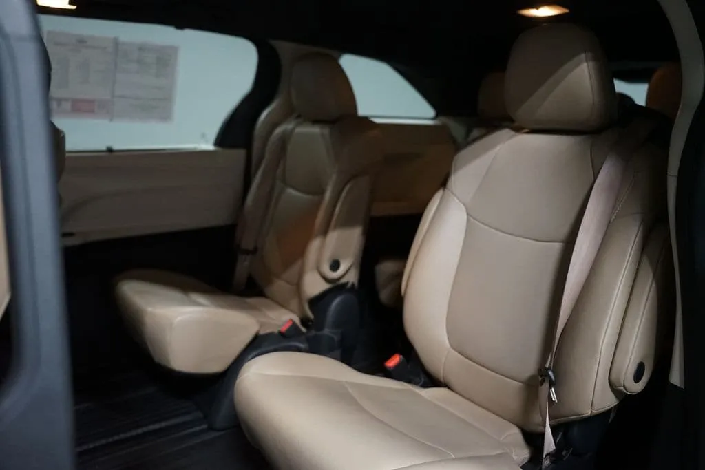 2023 Toyota Sienna XLE thumbnail 14