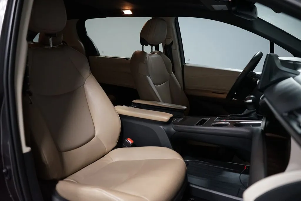 2023 Toyota Sienna XLE thumbnail 16