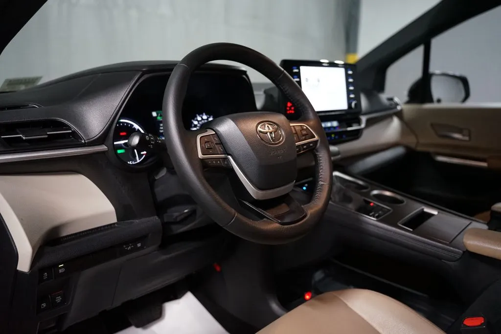 2023 Toyota Sienna XLE thumbnail 17