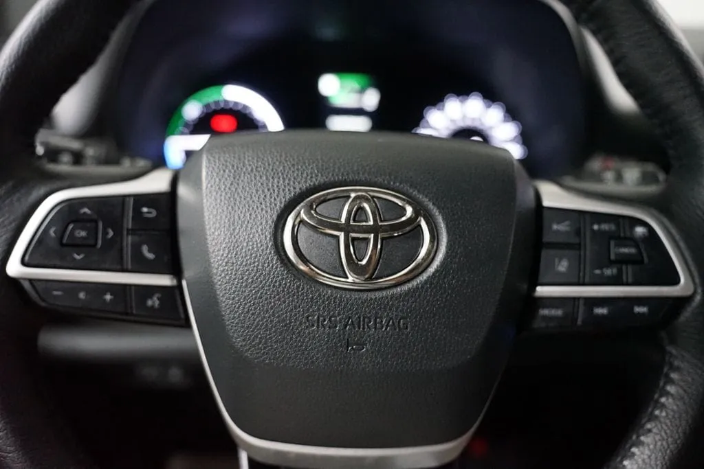 2023 Toyota Sienna XLE thumbnail 18