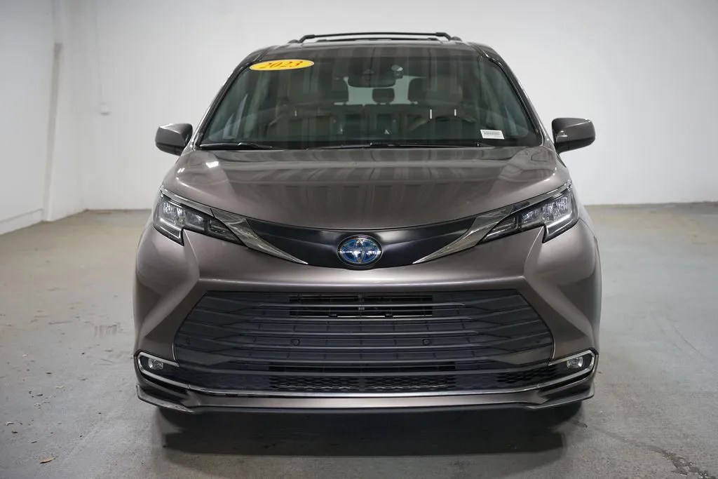2023 Toyota Sienna XLE thumbnail 2