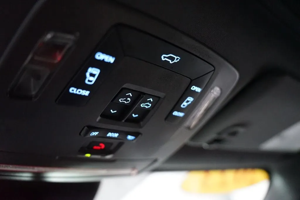 2023 Toyota Sienna XLE thumbnail 26