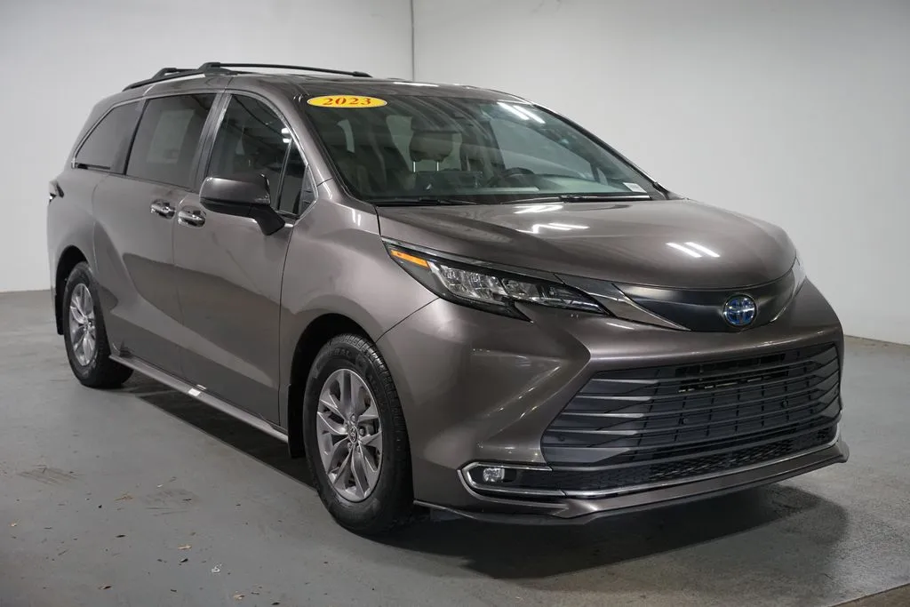 2023 Toyota Sienna XLE thumbnail 3