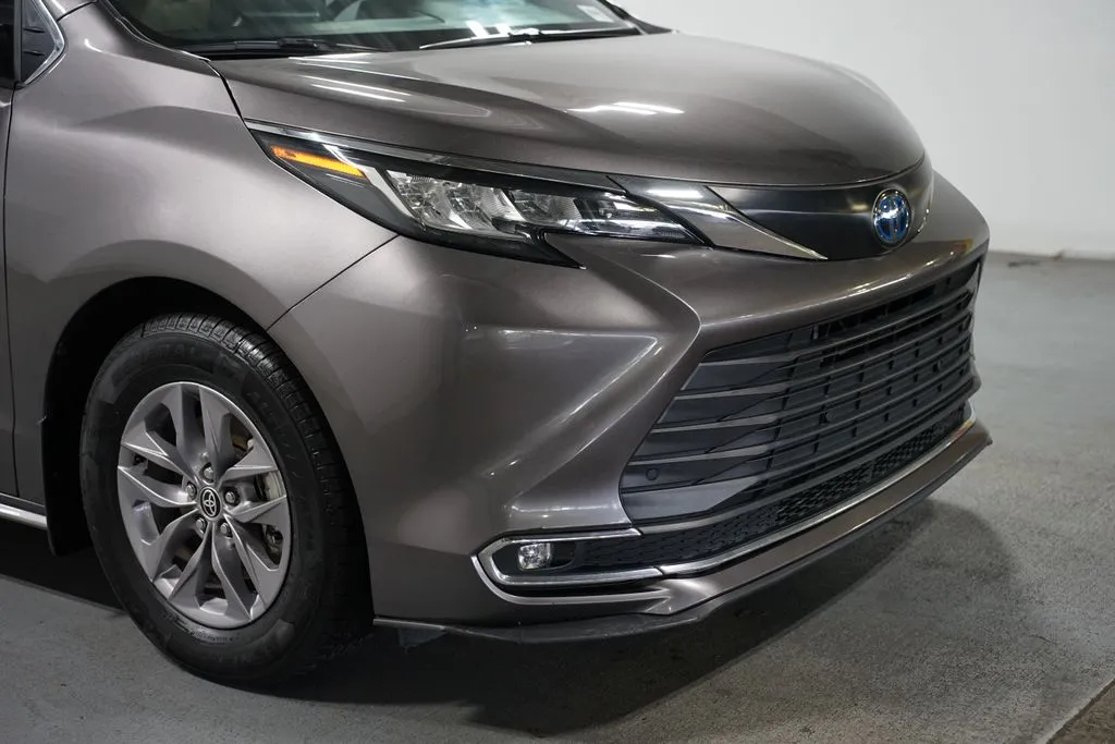 2023 Toyota Sienna XLE thumbnail 4