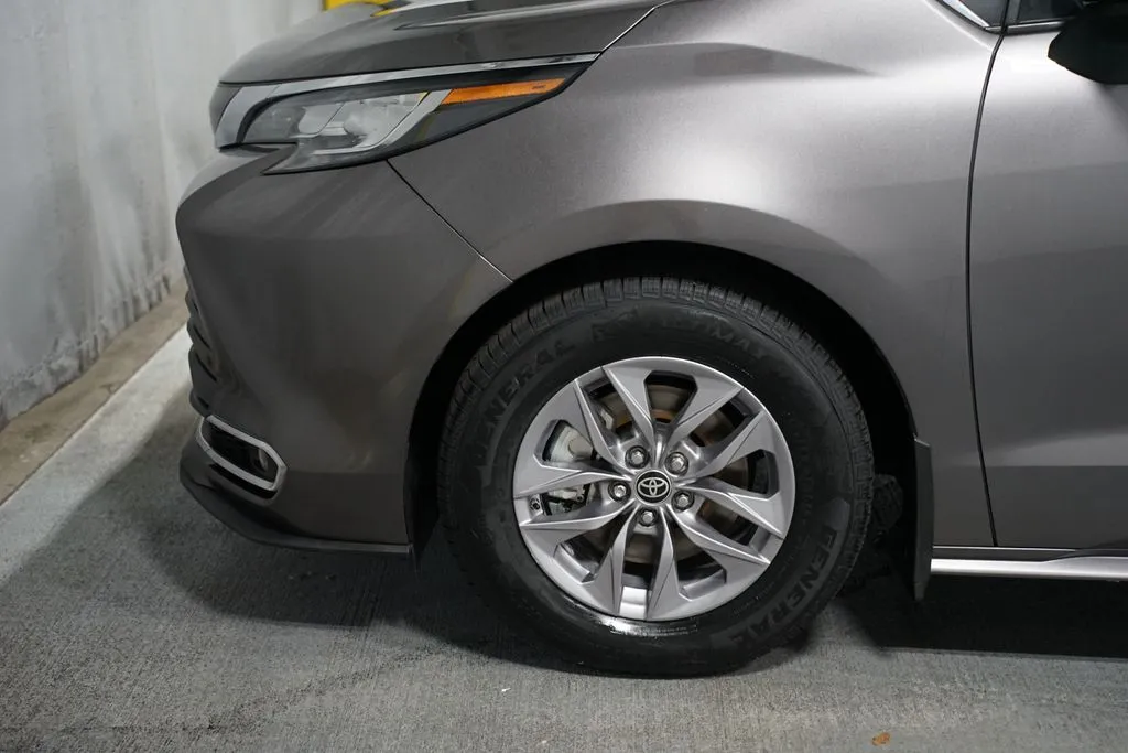 2023 Toyota Sienna XLE thumbnail 5