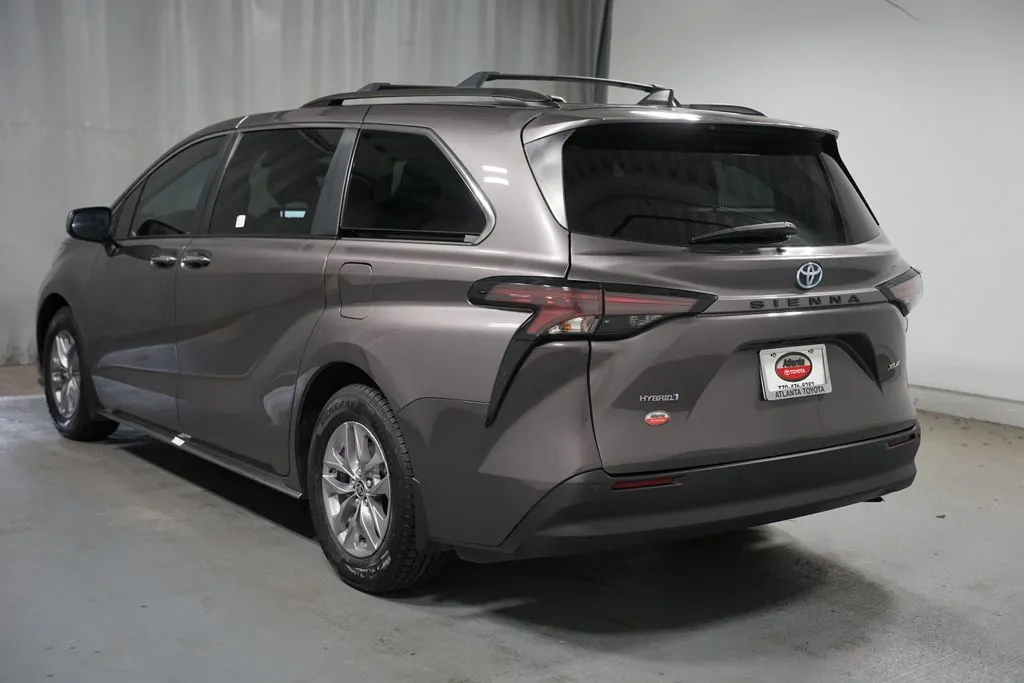 2023 Toyota Sienna XLE thumbnail 6