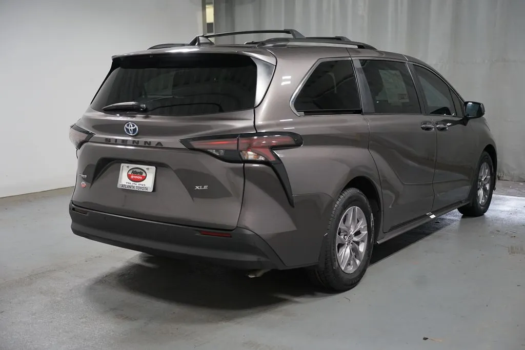 2023 Toyota Sienna XLE thumbnail 8