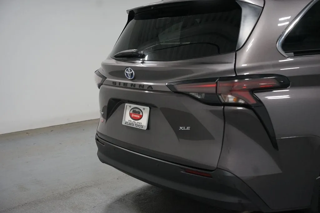 2023 Toyota Sienna XLE thumbnail 9