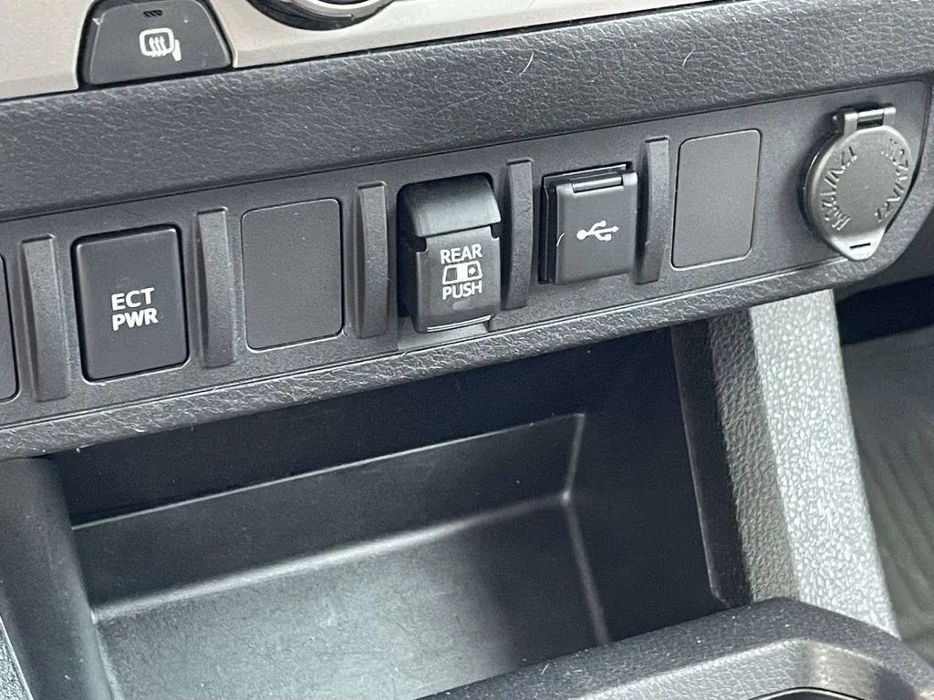 2023 Toyota Tacoma SR5 thumbnail 19