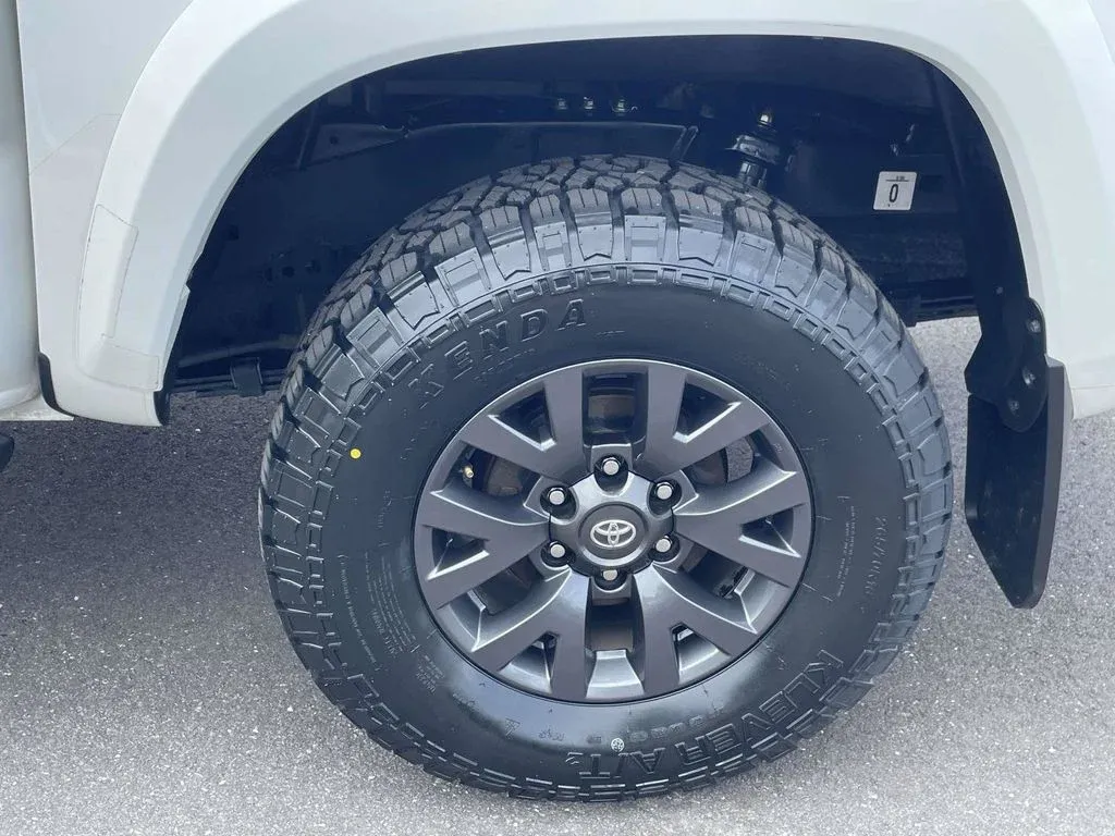 2023 Toyota Tacoma SR5 thumbnail 28