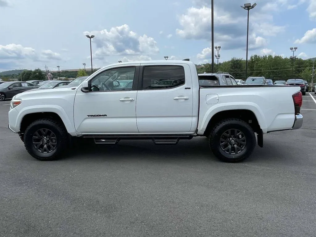 2023 Toyota Tacoma SR5 thumbnail 6