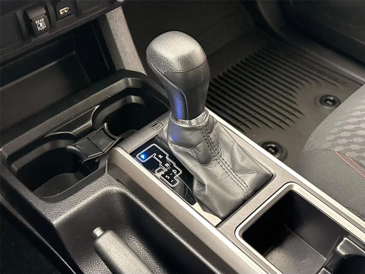 2023 Toyota Tacoma SR5 thumbnail 24