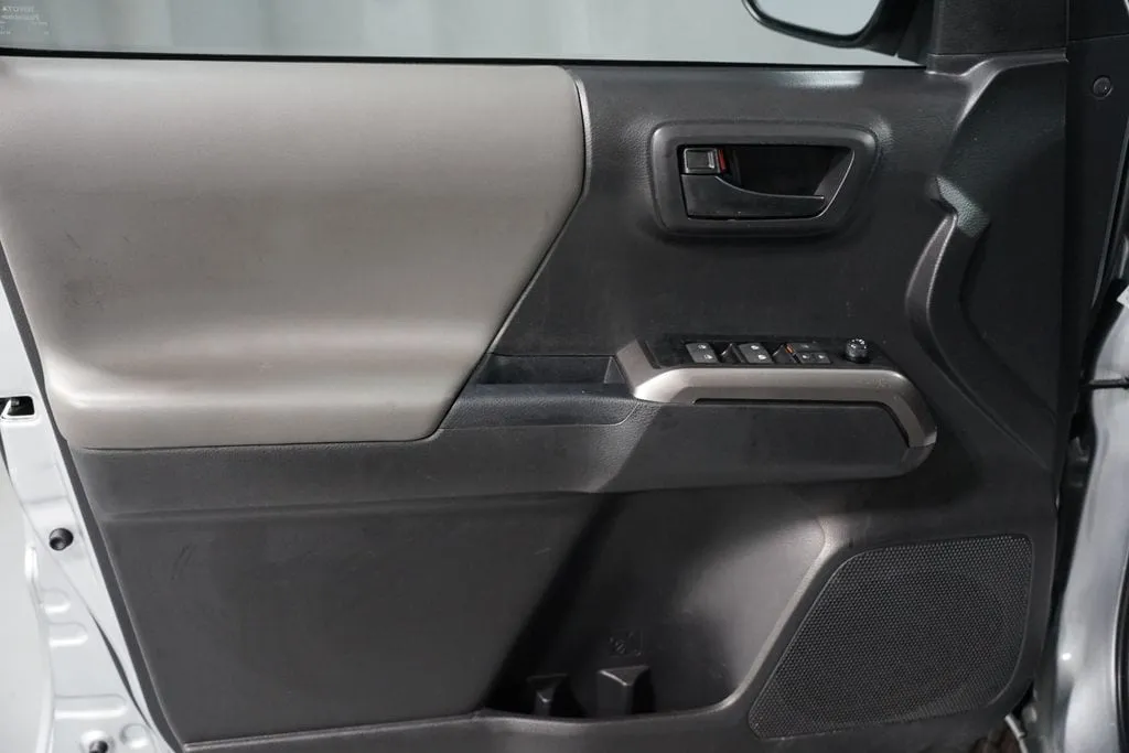 2023 Toyota Tacoma SR5 thumbnail 30