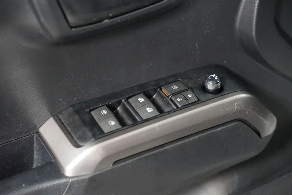 2023 Toyota Tacoma SR5 thumbnail 31