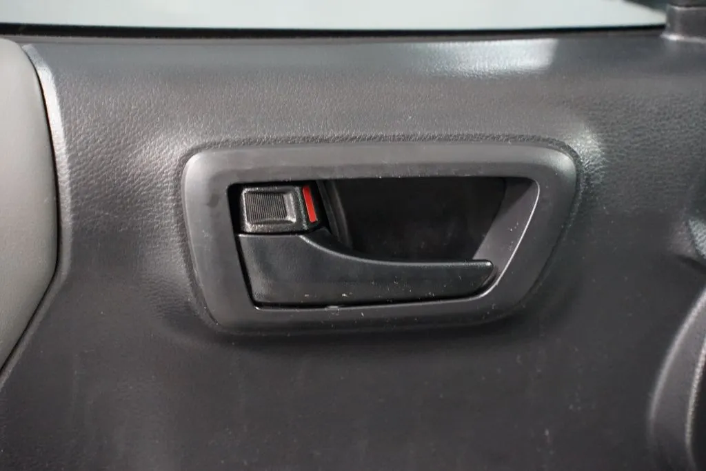 2023 Toyota Tacoma SR5 thumbnail 32