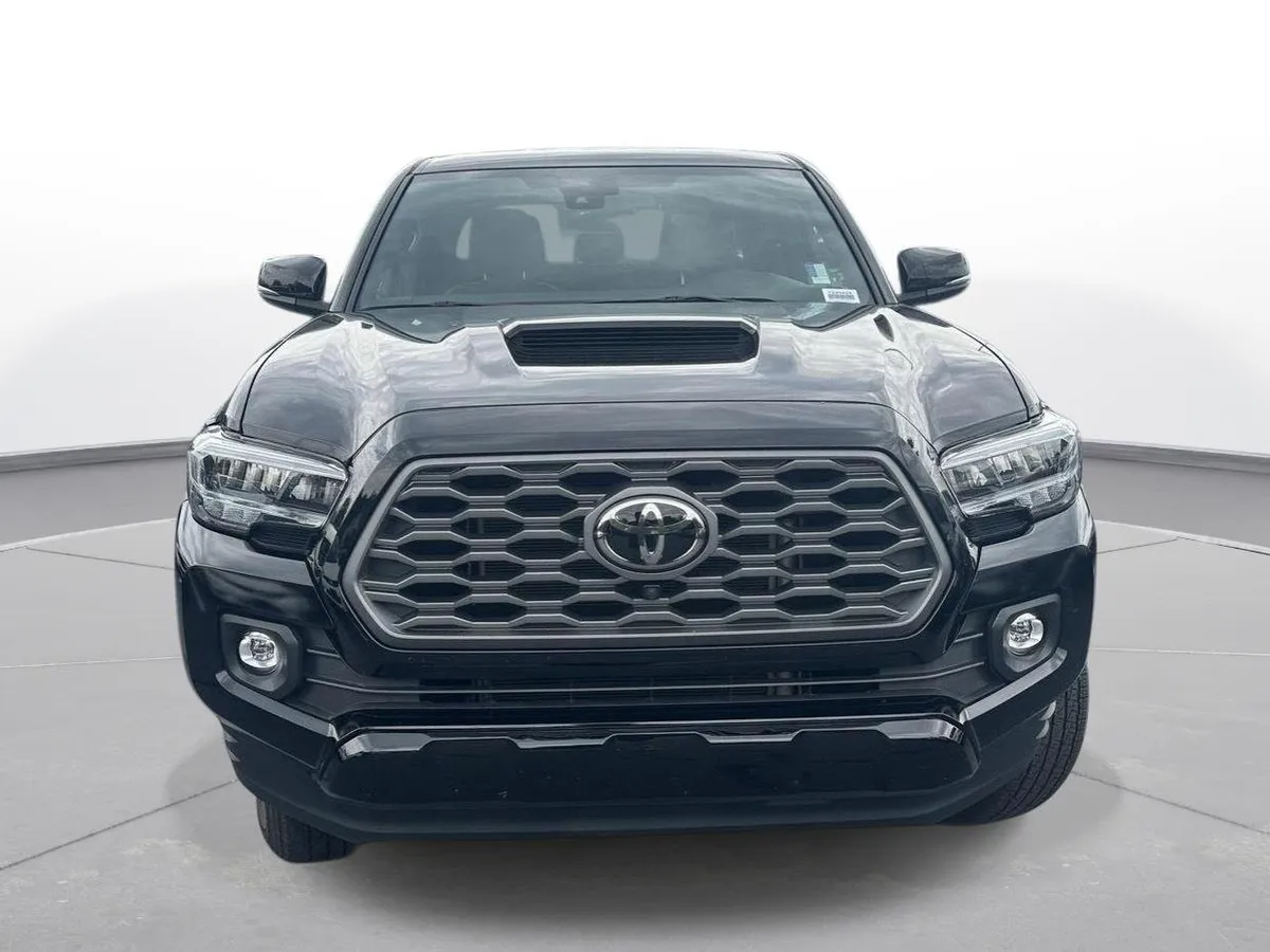 2023 Toyota Tacoma TRD Sport thumbnail 3