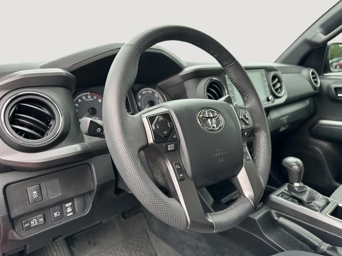 2023 Toyota Tacoma TRD Sport thumbnail 11