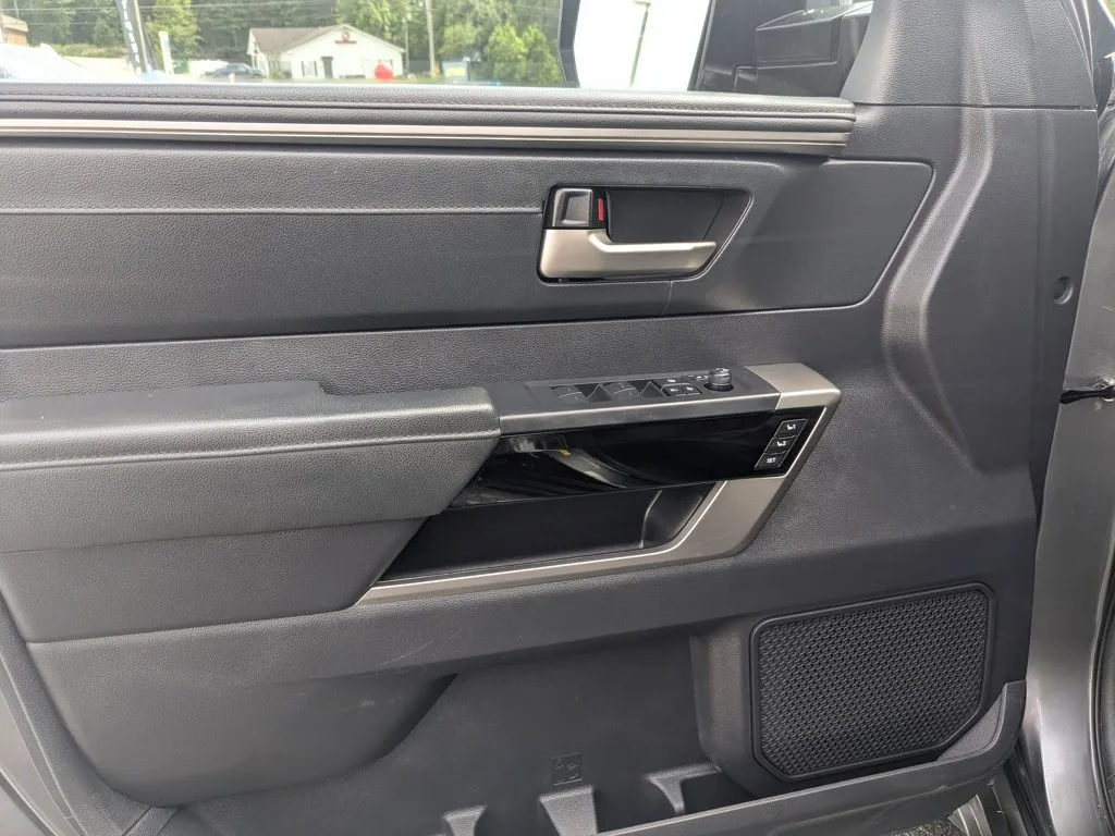 2023 Toyota Tundra 4WD Limited thumbnail 11