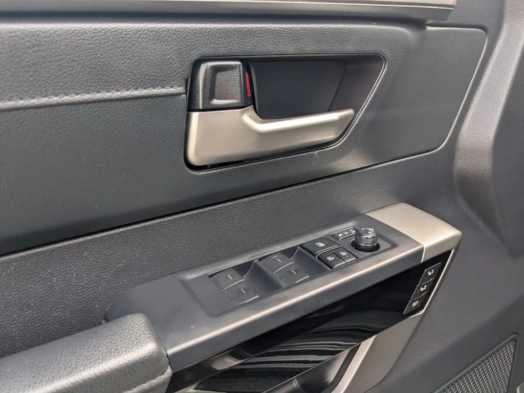 2023 Toyota Tundra 4WD Limited thumbnail 12