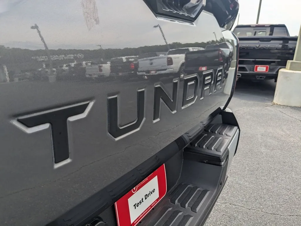 2023 Toyota Tundra 4WD Limited thumbnail 28