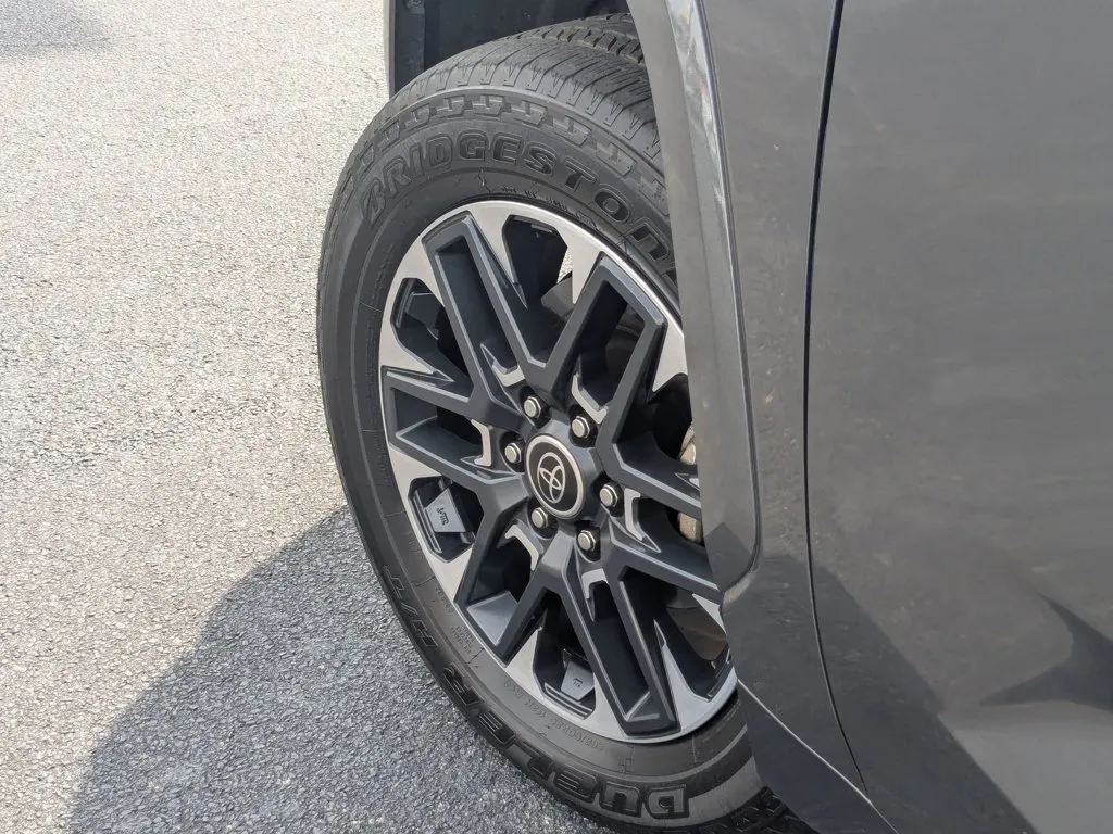 2023 Toyota Tundra 4WD Limited thumbnail 9