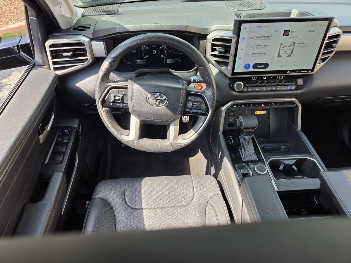 2023 Toyota Tundra Hybrid Limited Hybrid thumbnail 12