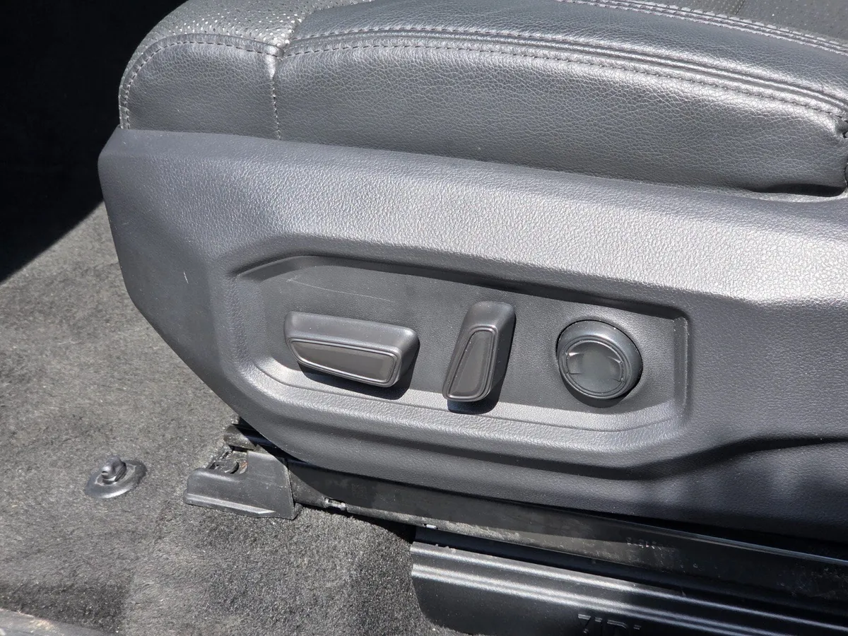 2023 Toyota Tundra Hybrid Limited Hybrid thumbnail 14