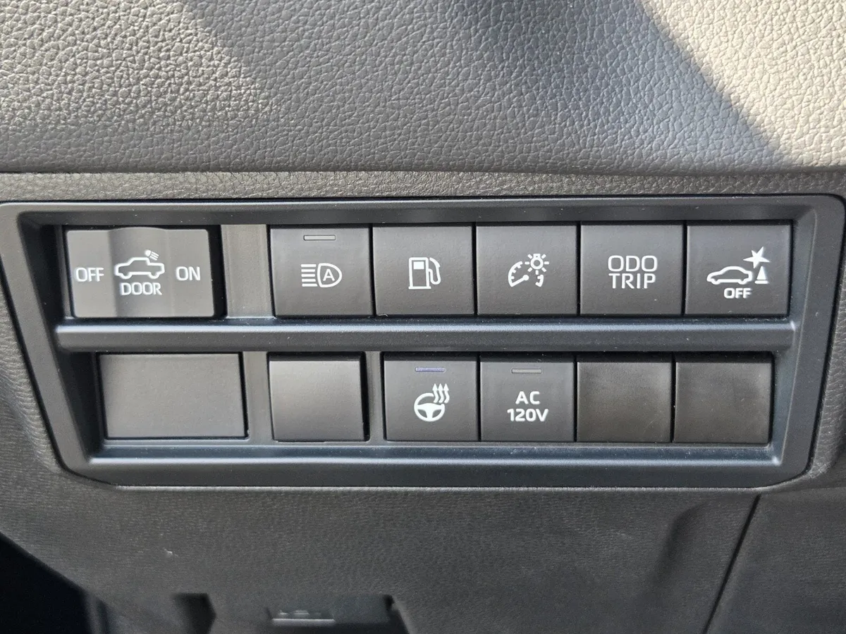 2023 Toyota Tundra Hybrid Limited Hybrid thumbnail 26