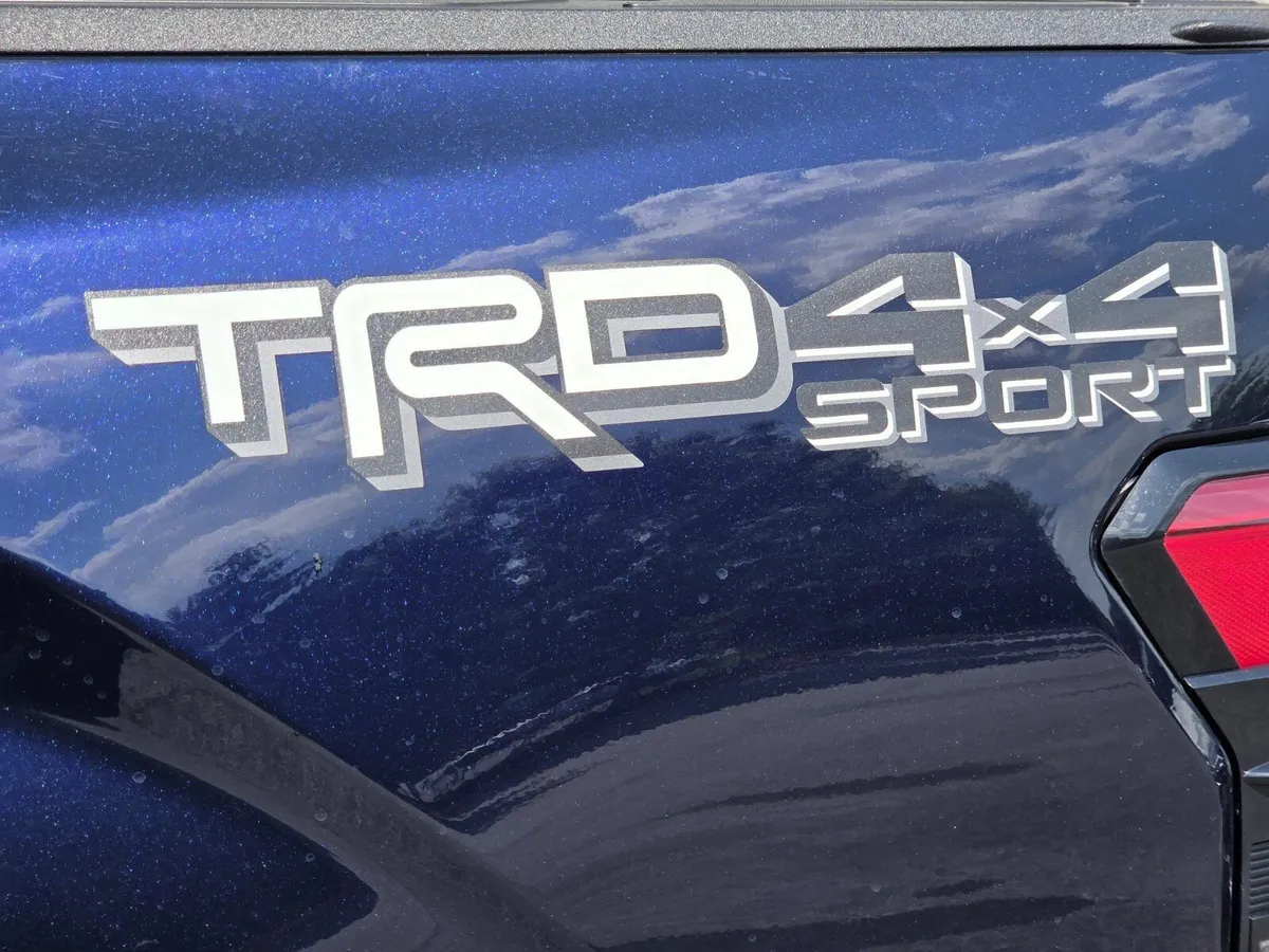 2023 Toyota Tundra Hybrid Limited Hybrid thumbnail 31