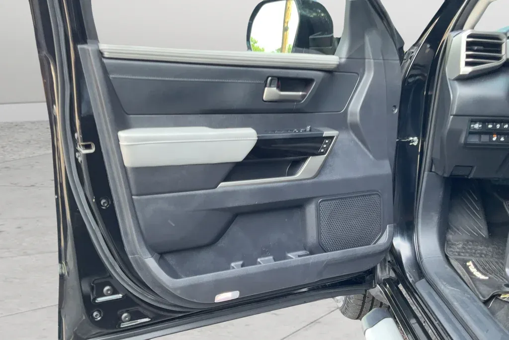 2023 Toyota Tundra Limited thumbnail 11