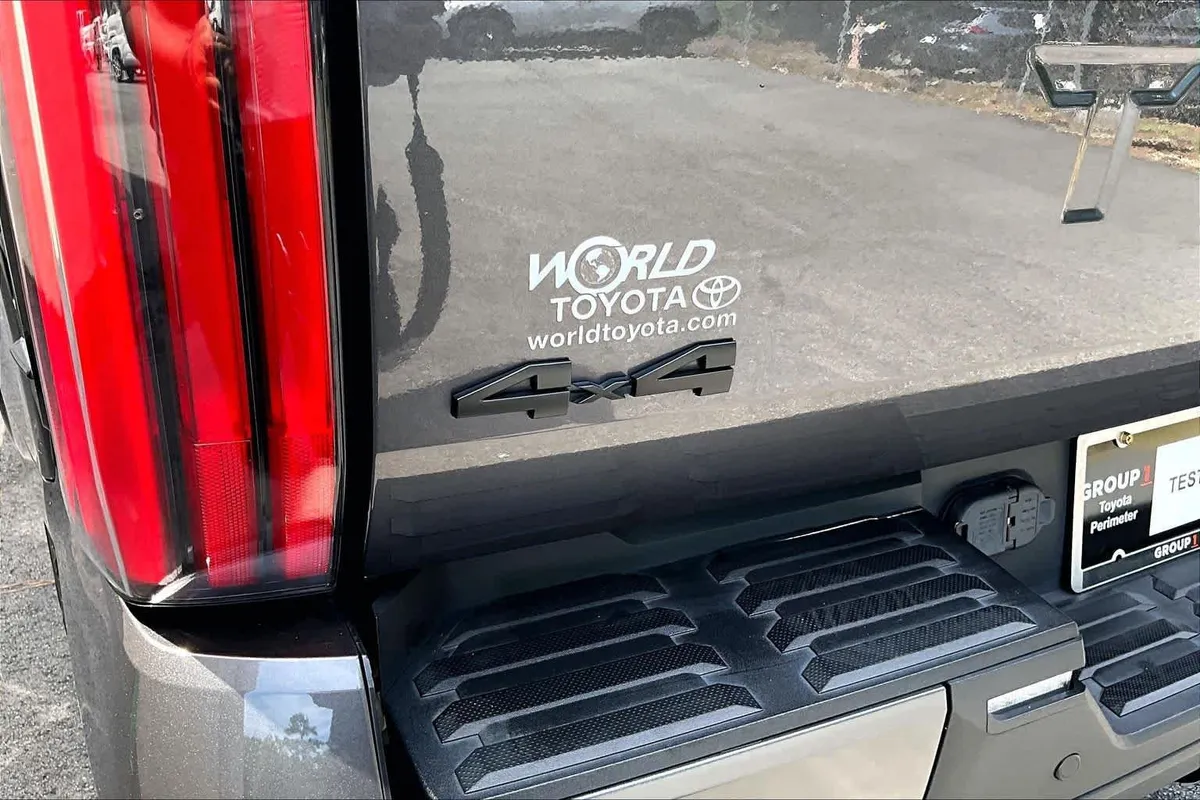 2023 Toyota Tundra Platinum thumbnail 10
