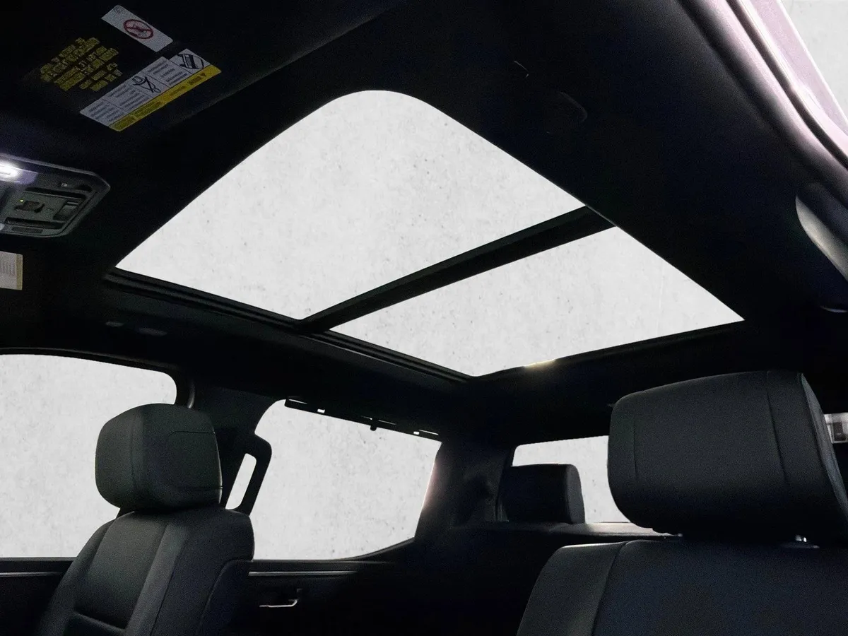 2023 Toyota Tundra Platinum Hybrid thumbnail 2