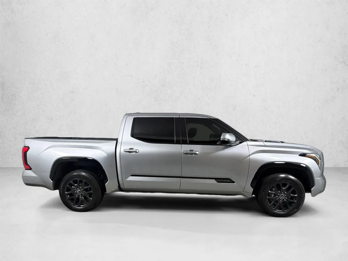 2023 Toyota Tundra Platinum Hybrid thumbnail 3
