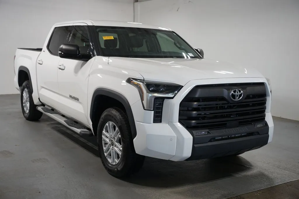 2023 Toyota Tundra SR5 thumbnail 3