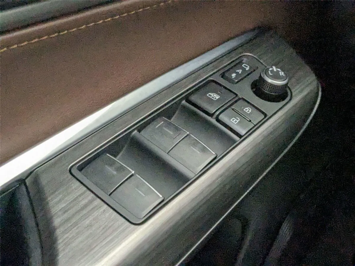 2023 Toyota Venza Limited thumbnail 15