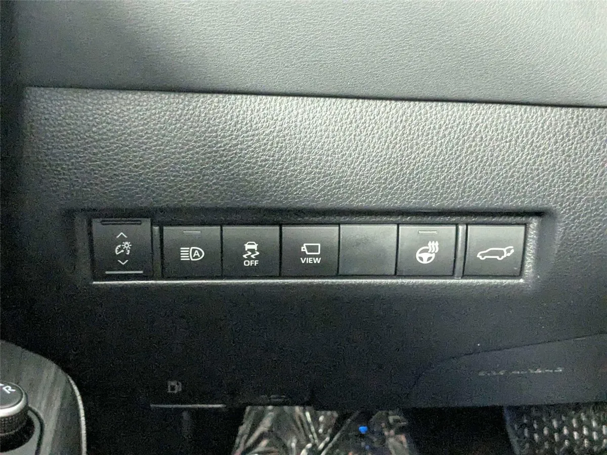 2023 Toyota Venza Limited thumbnail 16