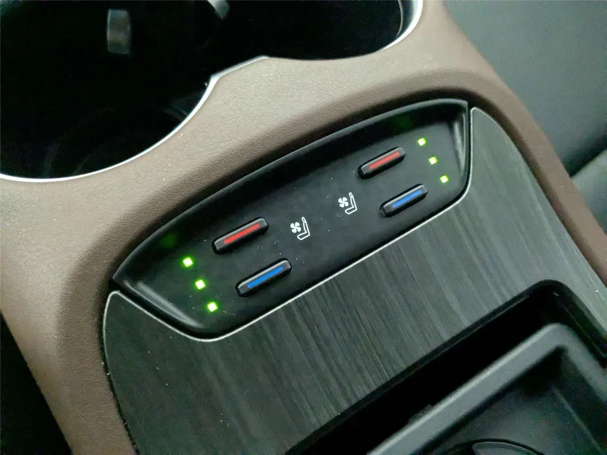 2023 Toyota Venza Limited thumbnail 24