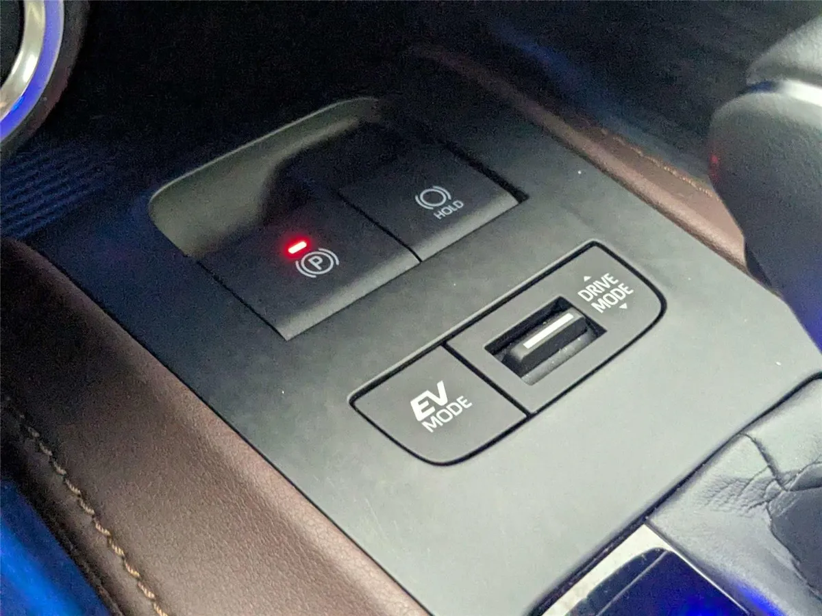 2023 Toyota Venza Limited thumbnail 26