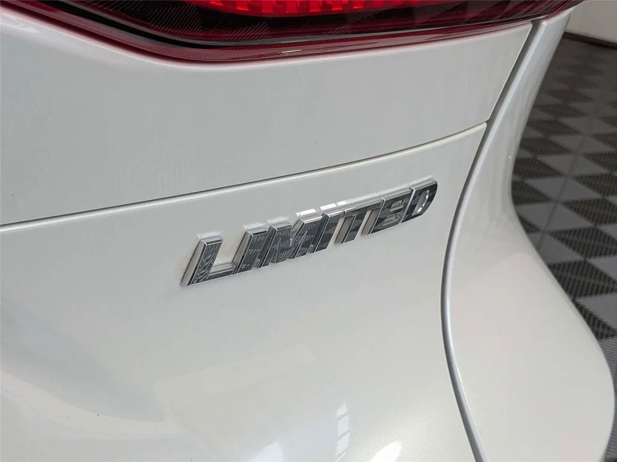2023 Toyota Venza Limited thumbnail 7