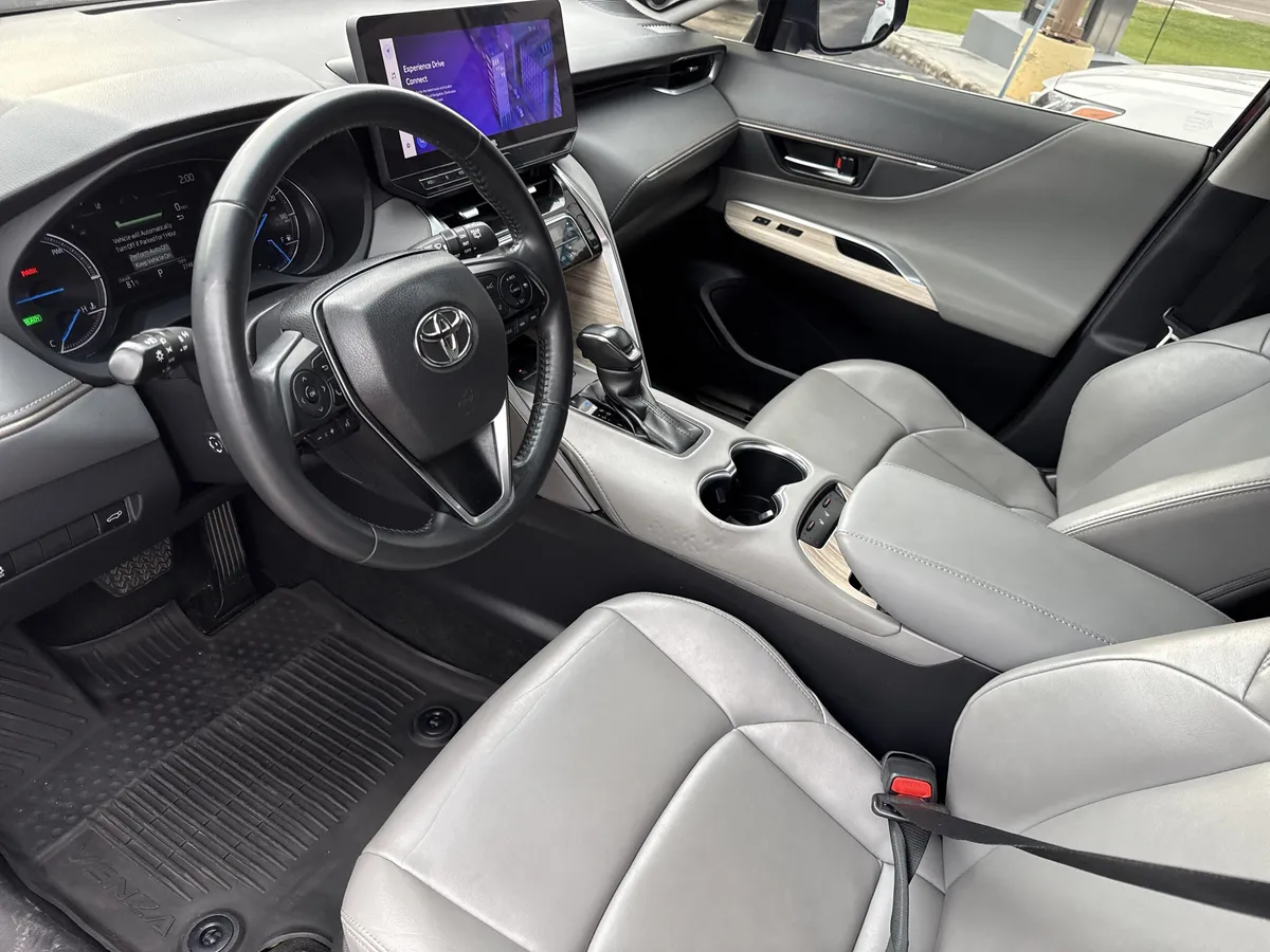 2023 Toyota Venza XLE thumbnail 11